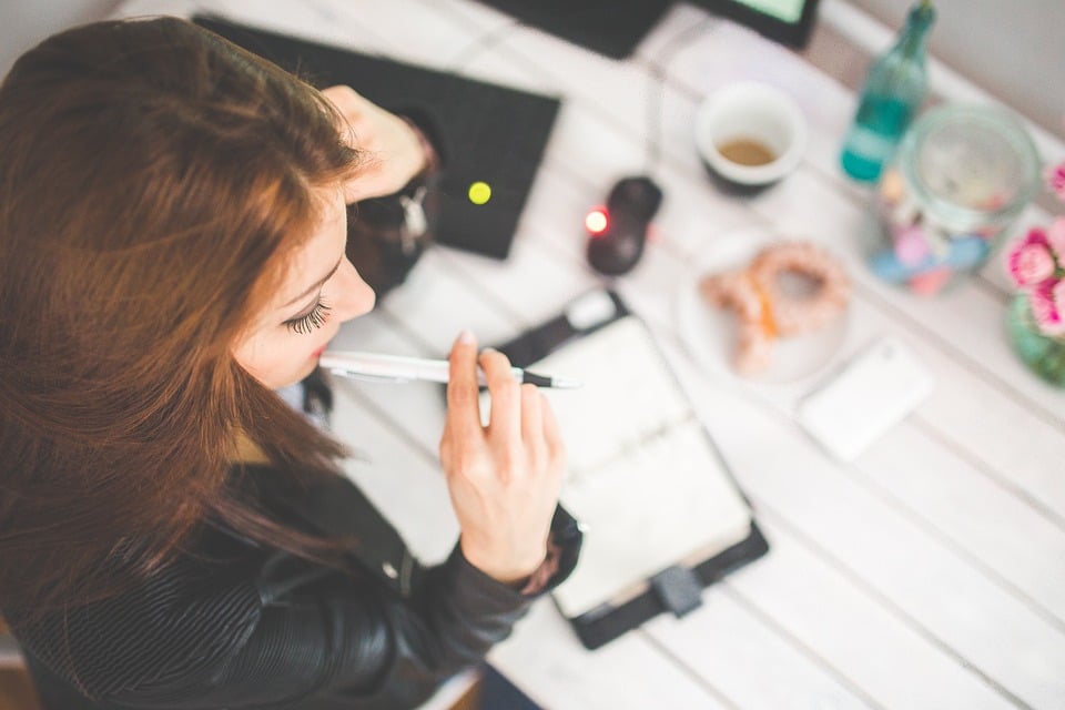 Intenção ou intensão: qual devo usar? 1 menina estudando intensão ou intenção