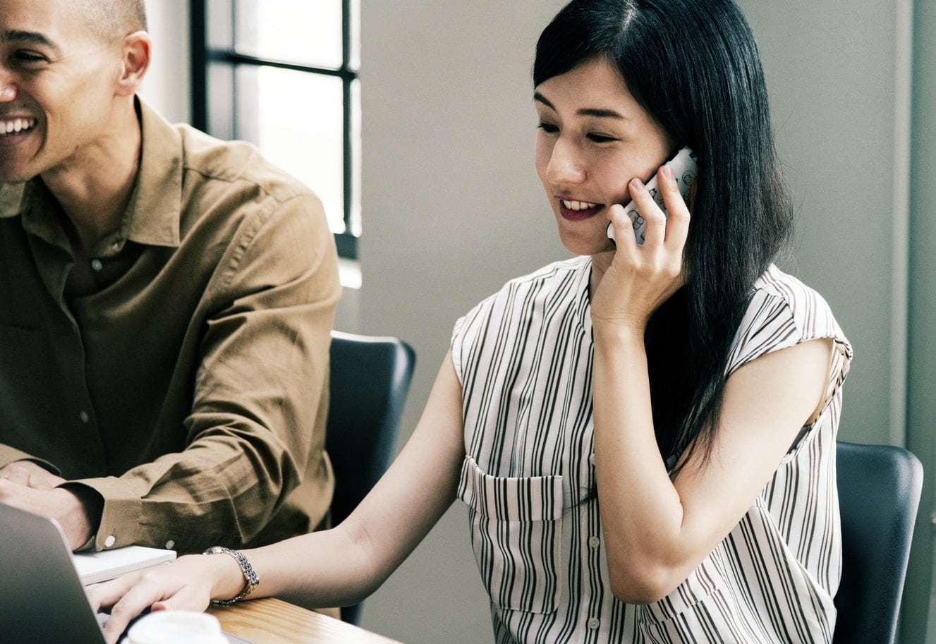 Acessor ou assessor: como se escreve? 1 mulher ao telefone assessor ou acessor
