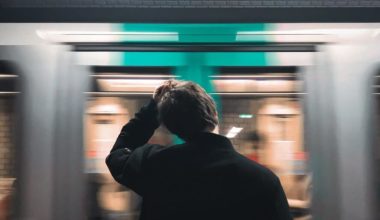 homem no metrô atrasado ou atrazado