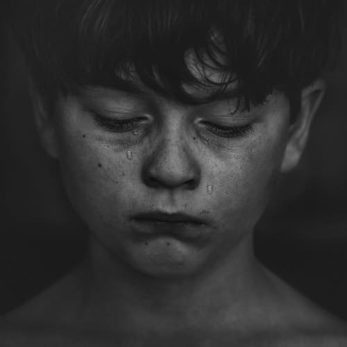 menino chorando violência doméstica