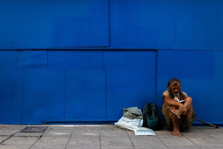 homem sentado pobreza no Brasil 