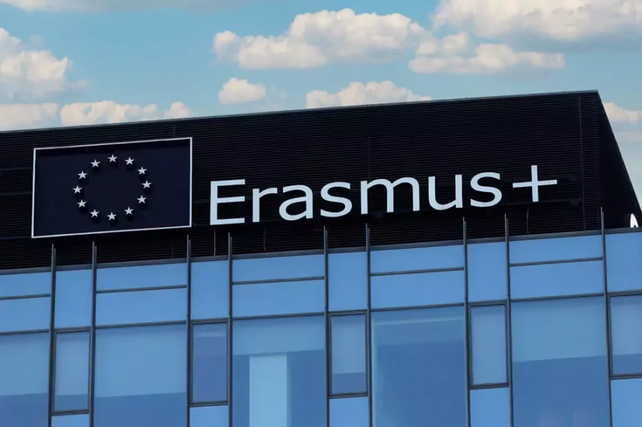 predio com letreiro erasmus + e bandeira da União Europeia