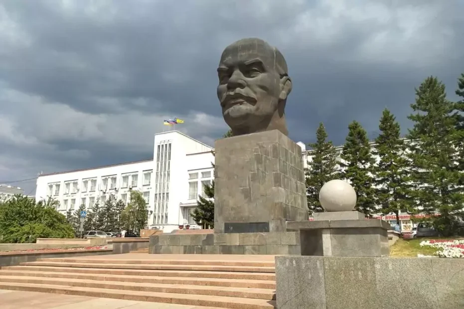 estátua da cabeça de Lênin