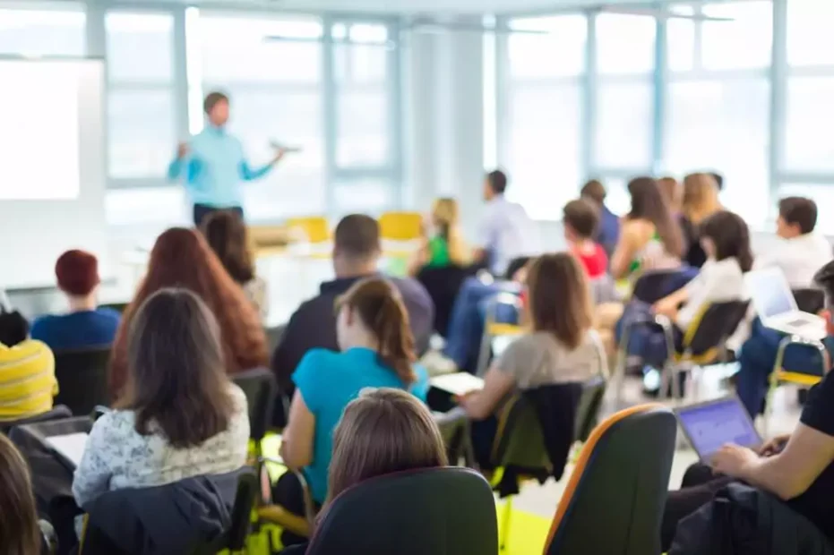 professor em sala de aula com alunos