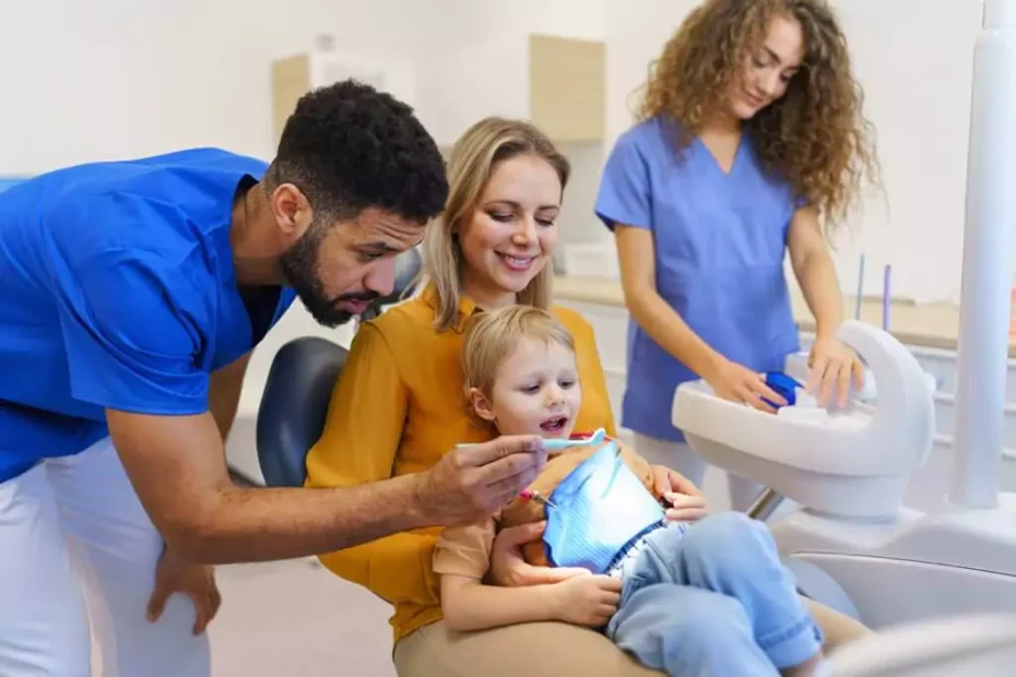 dois dentistas jovens atendendo criança