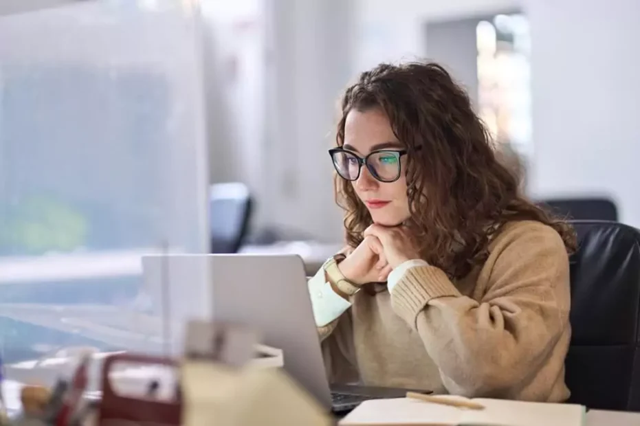 moça olhando computador concentrada