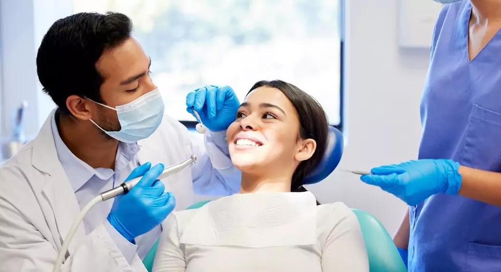 dentista e paciente em consultório