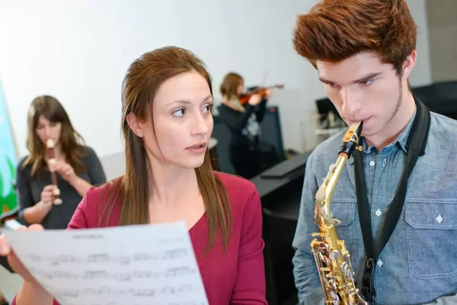 rapaz tocando saxofone em aula