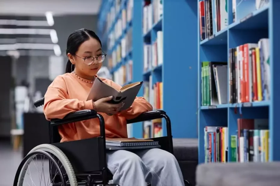 moça em cadeira de rodas em biblioteca