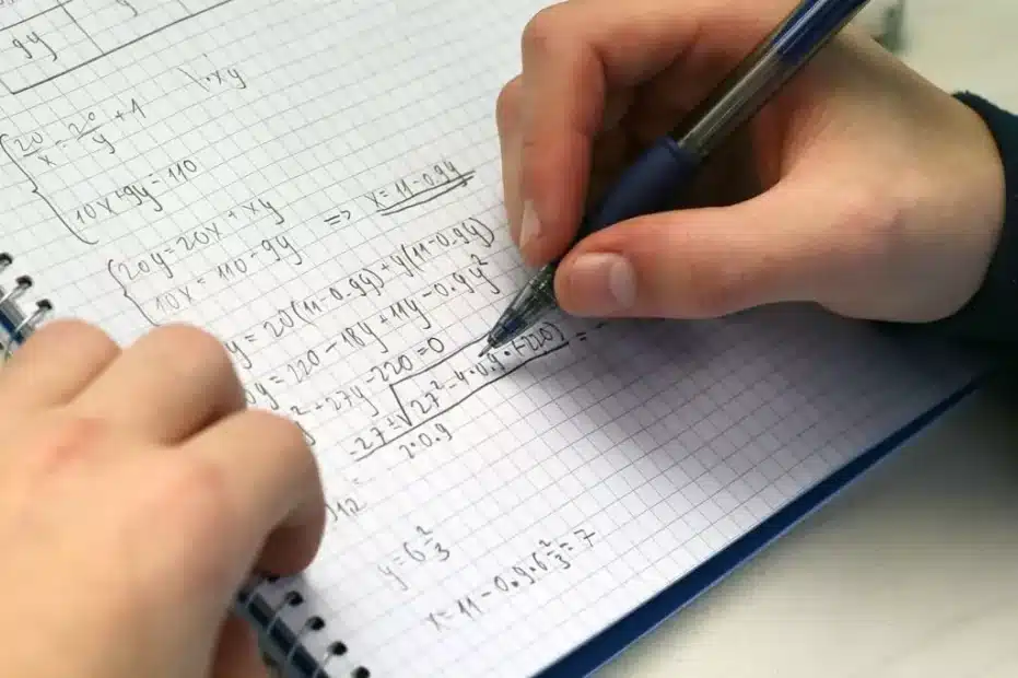 pessoa fazendo problemas de matemática em caderno