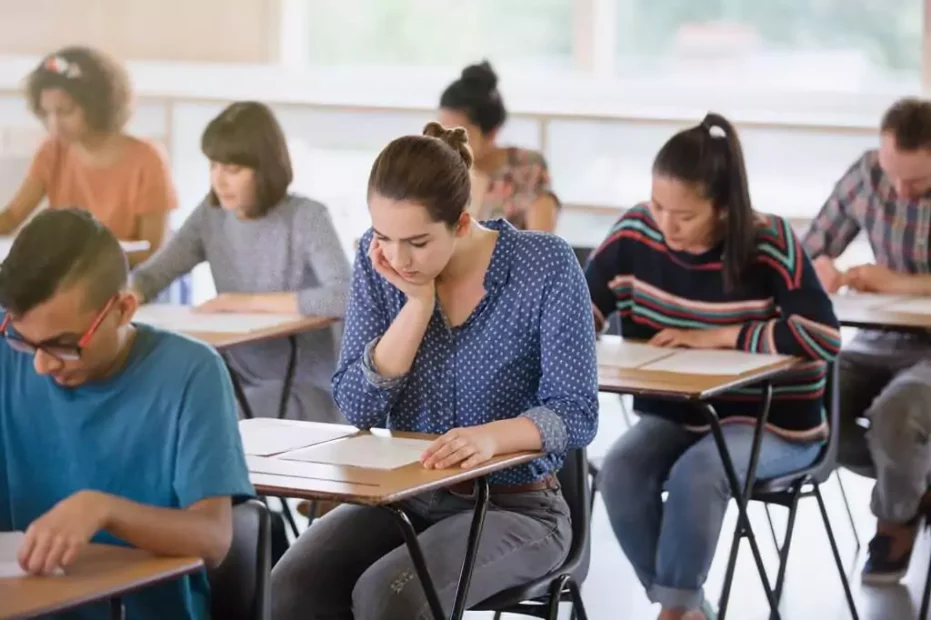 alunos fazendo prova em sala de aula