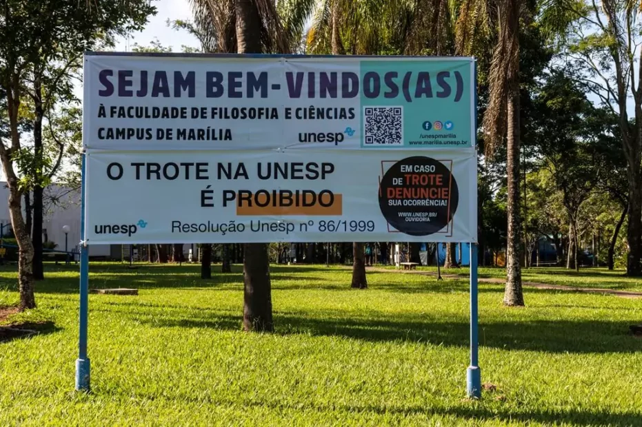 cartaz unesp no campus de Marília