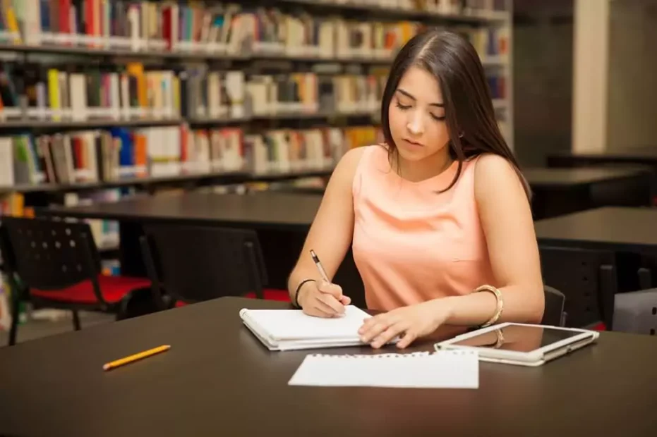 moça em biblioteca estudando