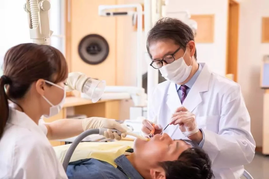 homem fazendo tratamento dentário