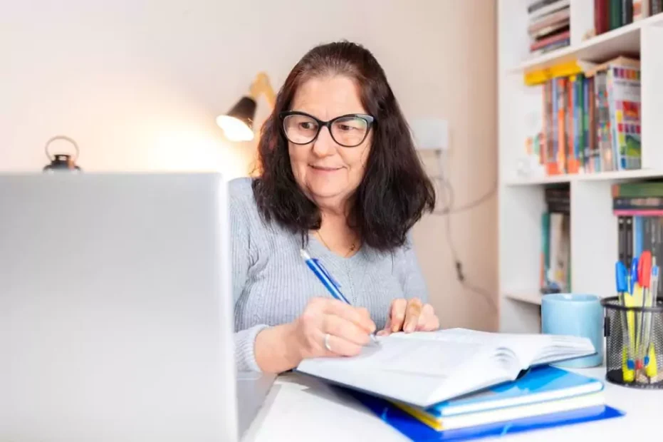 mulher escrevendo algo visto em computador