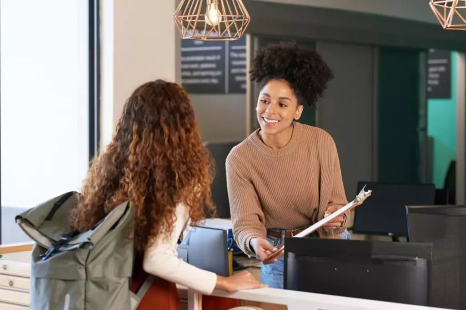 mulher e estudante em atendimento em faculdade