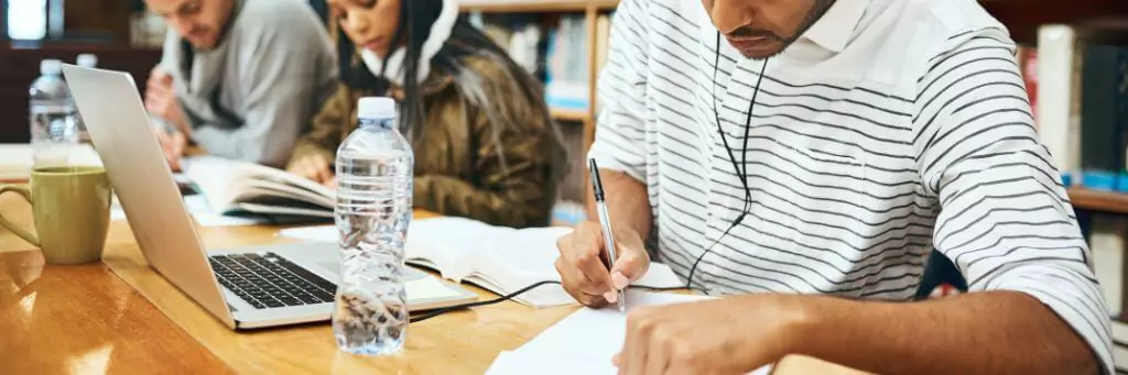 aluno estudando em biblioteca