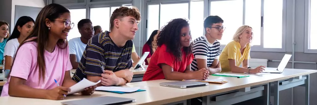 alunos em sala de aula prestando atenção