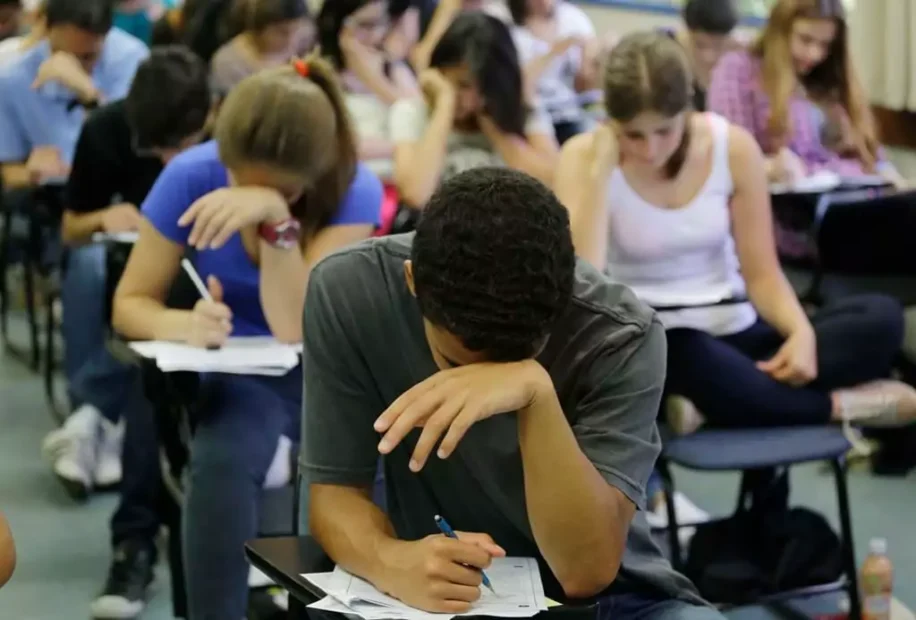 estudantes fazendo vestibular fuvest