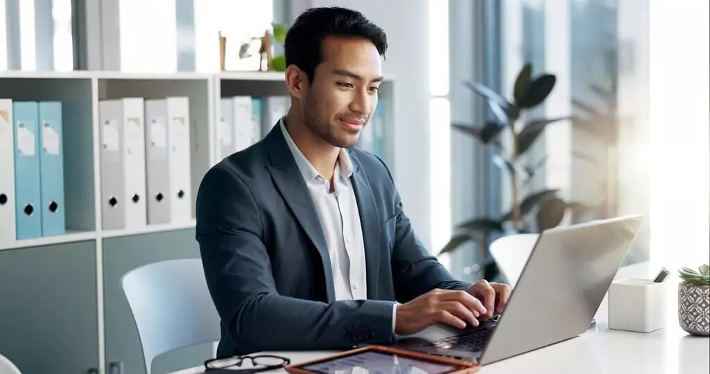 homem digitando em escritório