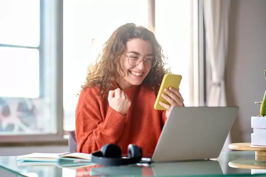 moça feliz olhando celular