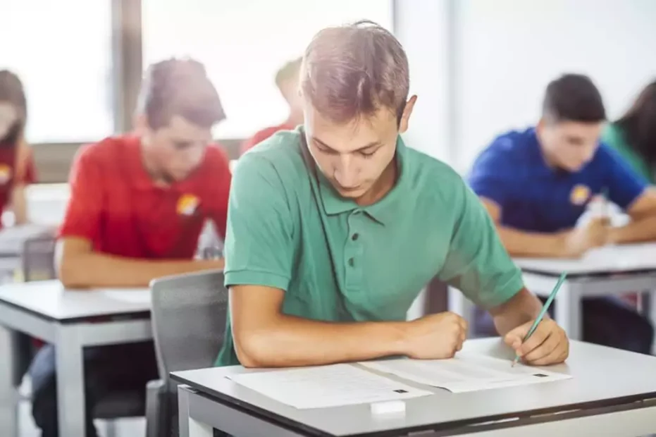 rapaz fazendo prova em sala de aula