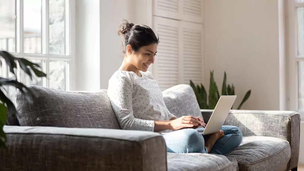 moça olhando computador sorridente