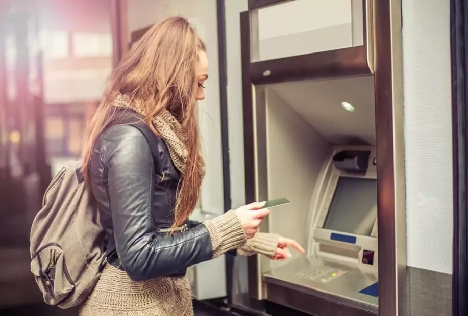 moça em atm fazendo operação