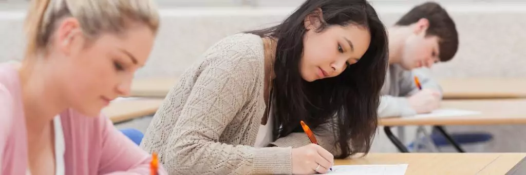 estudantes fazendo prova em sala de aula