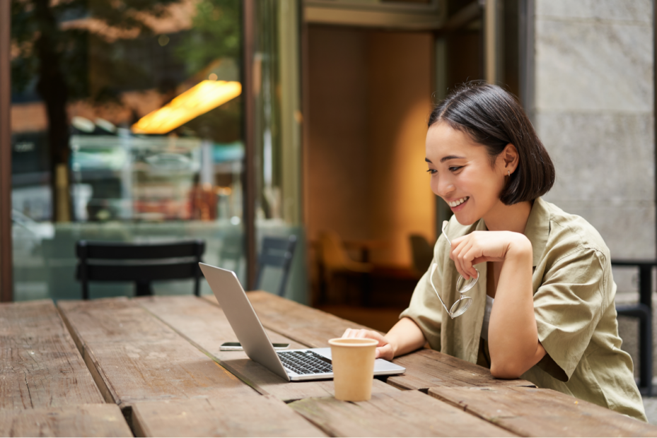 Mulher estudando em um café. Cursinho para concurso.