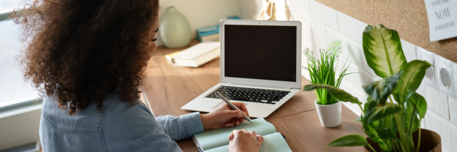 Mulher estudando no computador. Cursinho para concurso