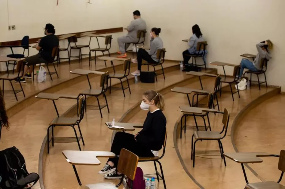 alunos em auditório para fazer vestibular