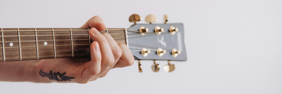 Pessoa tocando violão. Teste de habilidade específica.