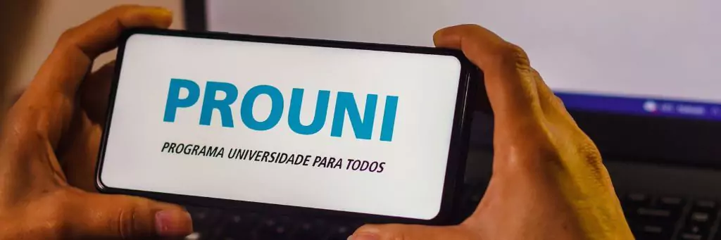 pessoa com celular com página do Prouni