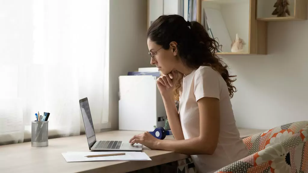 moça concentrada com laptop