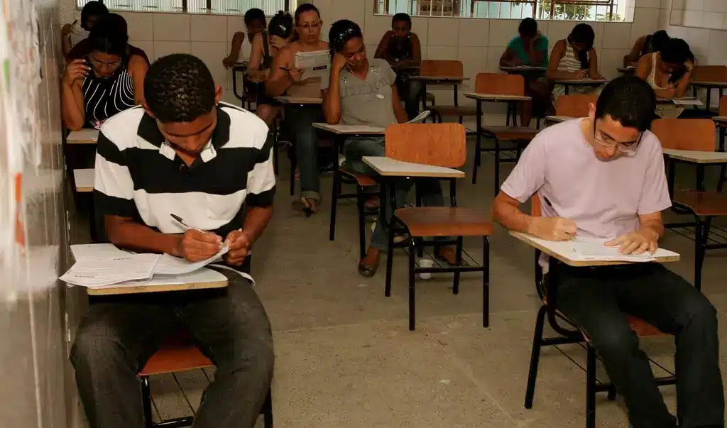 estudantes fazendo prova em sala de aula