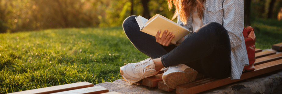 Mulher estudando em um parque. Férias de verão.