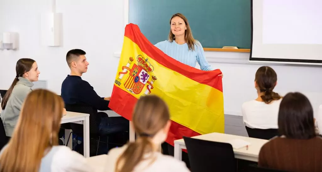 professora em aula de espanhol para jovens