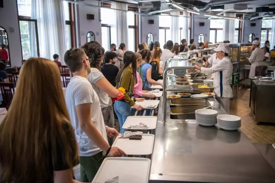 estudantes em restaurante universitário