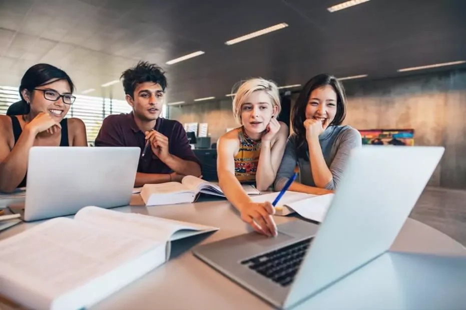 estudantes em biblioteca de universidade