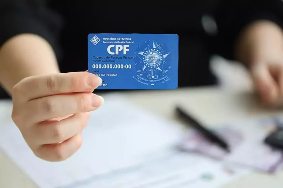 mulher segurando cartão do cpf