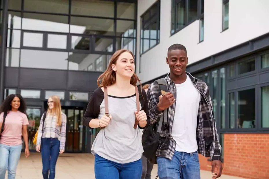 estudantes caminhando em faculdade