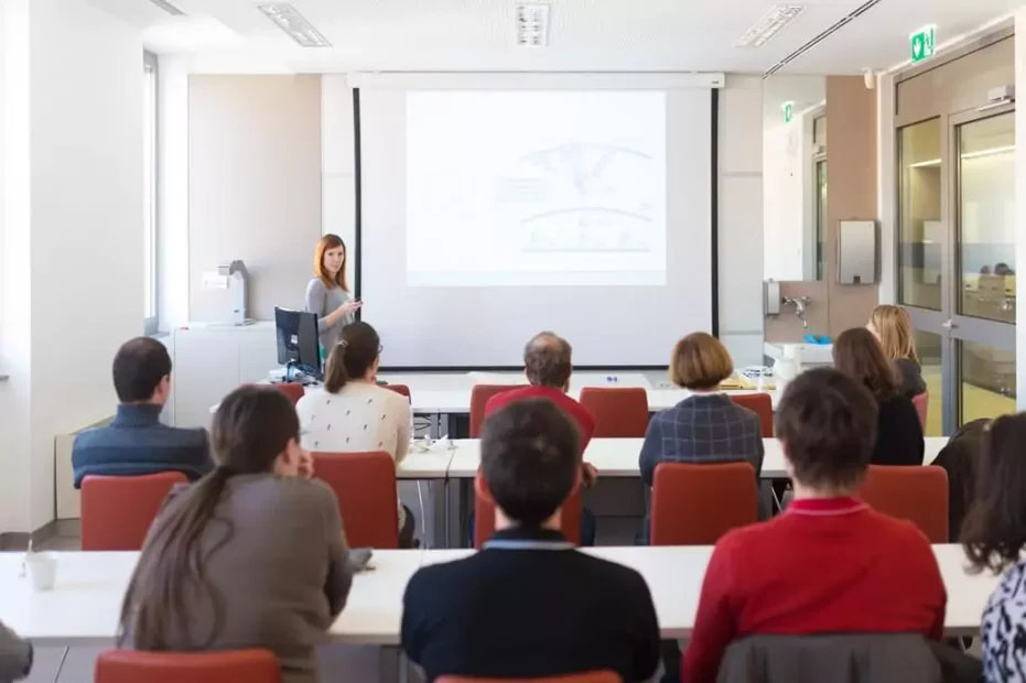 moça dando aula com projetor