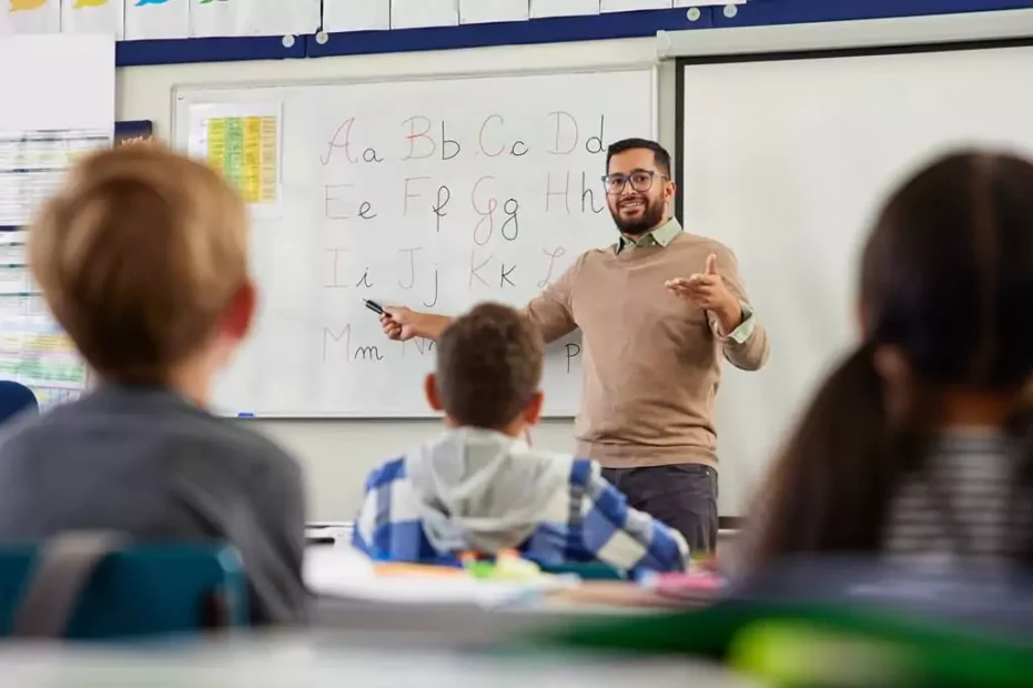 crianças em aula aprendendo letras