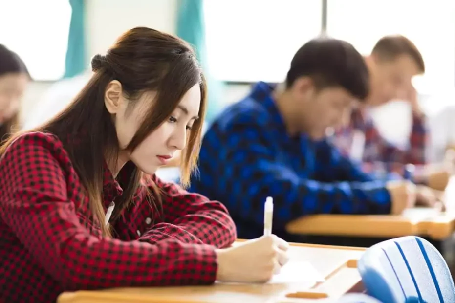 estudantes em sala de aula fazendo prova