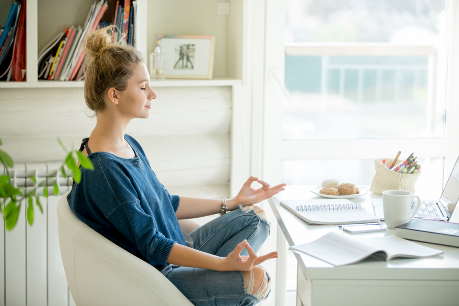 Mulher meditando em mesa de estudo. Enem dos concursos.