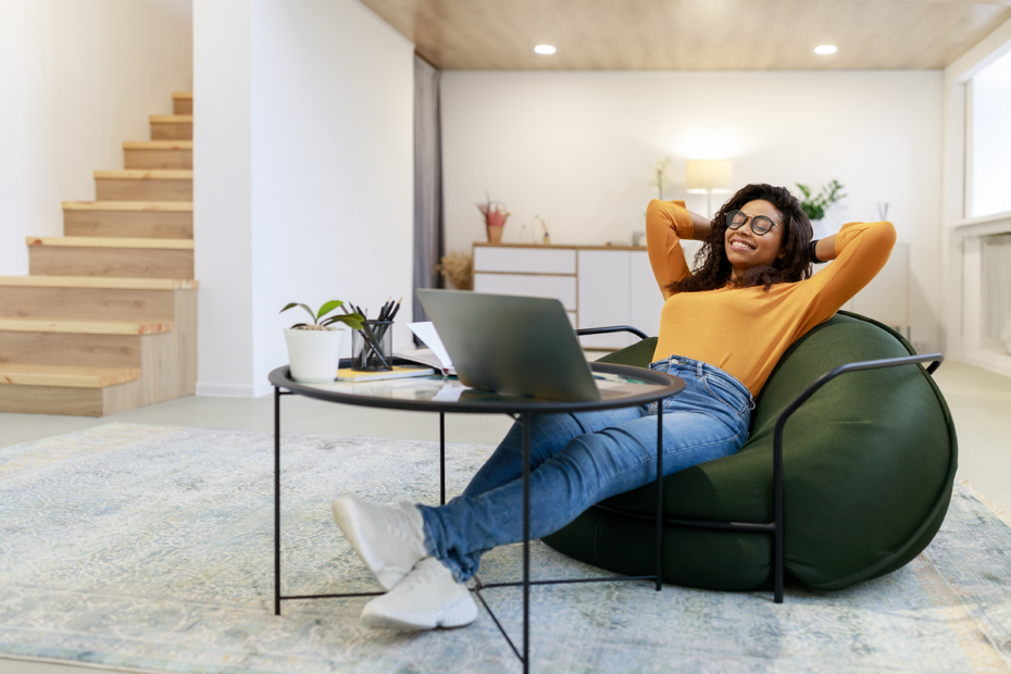Mulher relaxando após estudar no computador. Enem dos concursos.
