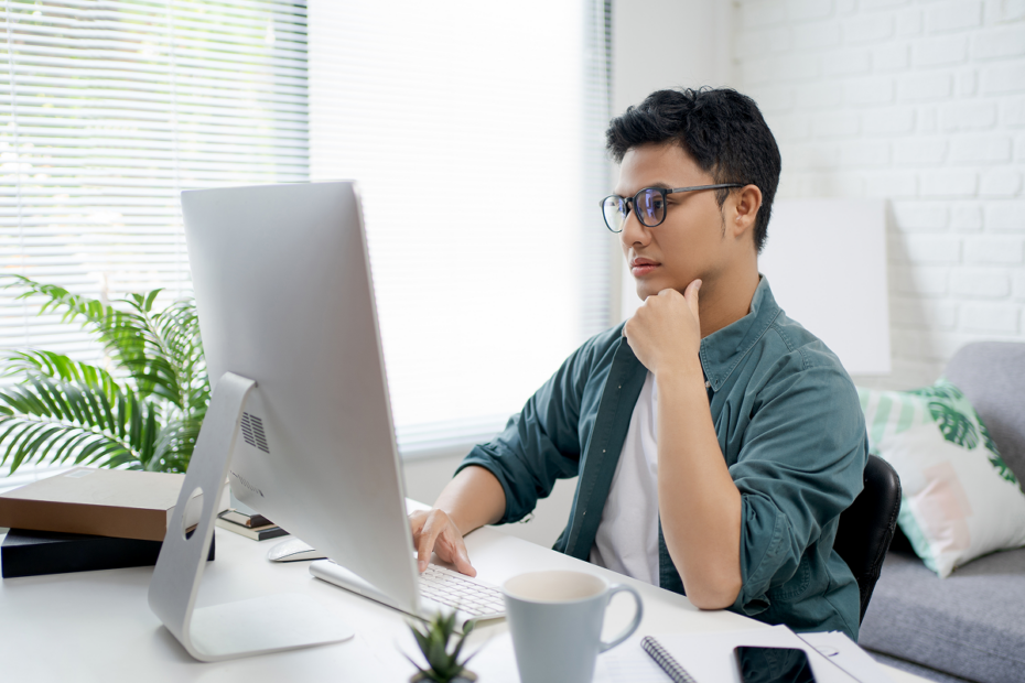 Homem usando o computador. Enem dos concursos.