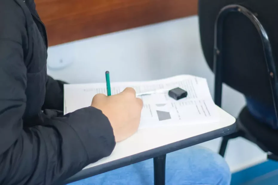 rapaz fazendo prova de matemática