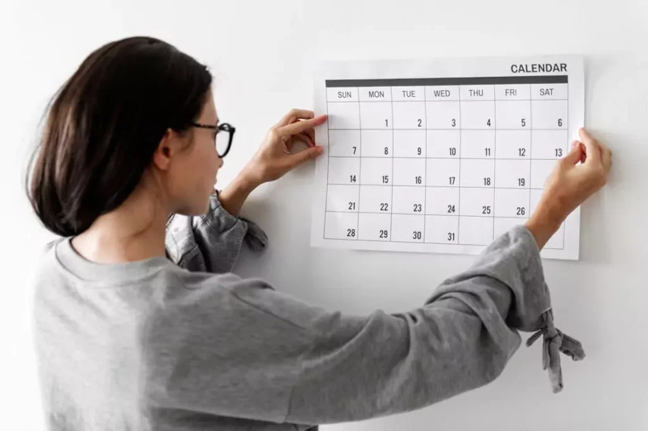 moça colocando calendário na parede